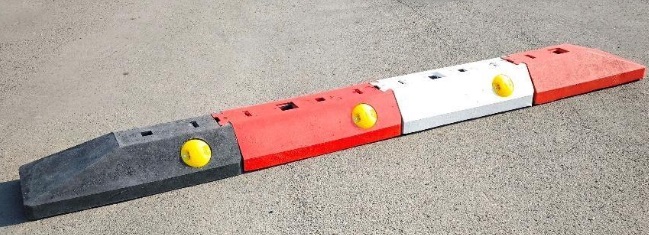 Próg prowadzący na nawierzchni drogi